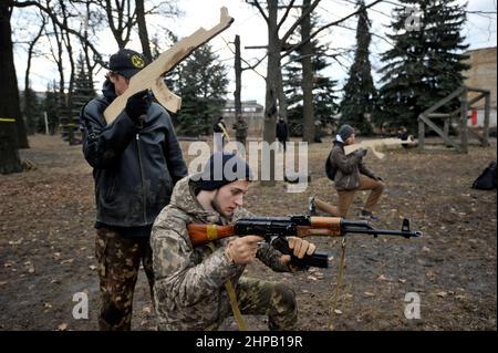 Kiev, Ukraine. 19th févr. 2022. Les Ukrainiens assistent à une formation militaire ouverte pour les civils dans le cadre de la « ne pas paniquer ! Préparez-vous ! ' À Kiev dans un climat de menace d'invasion russe. Crédit : SOPA Images Limited/Alamy Live News Banque D'Images