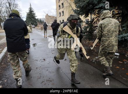 Kiev, Ukraine. 19th févr. 2022. Les Ukrainiens assistent à une formation militaire ouverte pour les civils dans le cadre de la « ne pas paniquer ! Préparez-vous ! ' À Kiev dans un climat de menace d'invasion russe. Crédit : SOPA Images Limited/Alamy Live News Banque D'Images