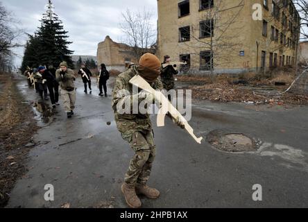 Kiev, Ukraine. 19th févr. 2022. Les Ukrainiens assistent à une formation militaire ouverte pour les civils dans le cadre de la « ne pas paniquer ! Préparez-vous ! ' À Kiev dans un climat de menace d'invasion russe. Crédit : SOPA Images Limited/Alamy Live News Banque D'Images