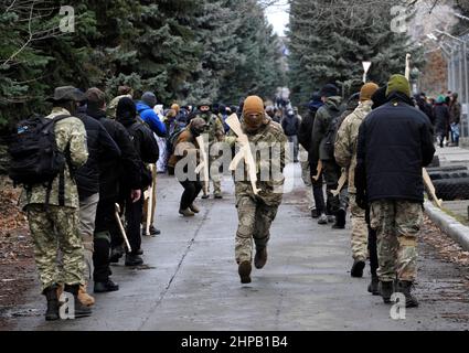 Kiev, Ukraine. 19th févr. 2022. Les Ukrainiens assistent à une formation militaire ouverte pour les civils dans le cadre de la « ne pas paniquer ! Préparez-vous ! ' À Kiev dans un climat de menace d'invasion russe. Crédit : SOPA Images Limited/Alamy Live News Banque D'Images