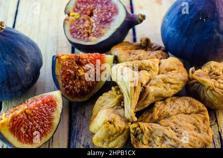 figues fraîches et séchées sur une table en bois Banque D'Images