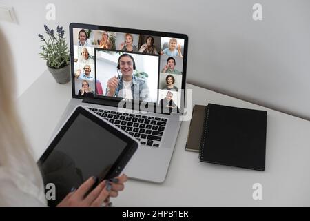 Médecin médecin médecin médecin thérapeute psychologue parle chat vidéo à l'aide d'un ordinateur portable dans un bureau de clinique. Banque D'Images