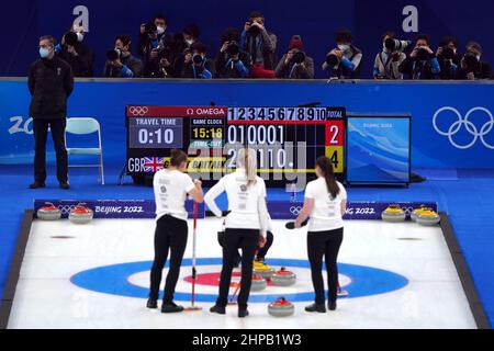 Photographes pendant le match de la Médaille d'or du curling féminin le seize jour des Jeux Olympiques d'hiver de 2022 à Beijing au Centre National de la natation en Chine. Date de la photo: Dimanche 20 février 2022. Banque D'Images