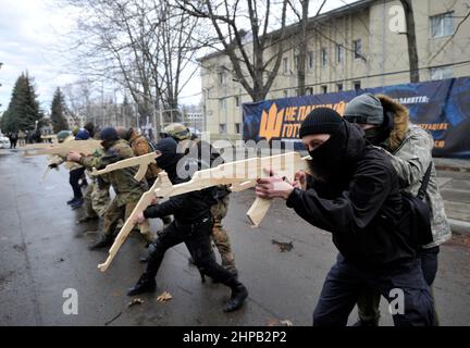 Kiev, Ukraine. 19th févr. 2022. Les Ukrainiens assistent à une formation militaire ouverte pour les civils dans le cadre de la « ne pas paniquer ! Préparez-vous ! ' À Kiev dans un climat de menace d'invasion russe. (Photo par Sergei Chuzavkov/SOPA Images/Sipa USA) crédit: SIPA USA/Alay Live News Banque D'Images