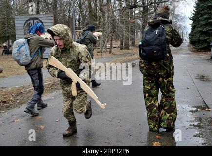 Kiev, Ukraine. 19th févr. 2022. Les Ukrainiens assistent à une formation militaire ouverte pour les civils dans le cadre de la « ne pas paniquer ! Préparez-vous ! ' À Kiev dans un climat de menace d'invasion russe. (Photo par Sergei Chuzavkov/SOPA Images/Sipa USA) crédit: SIPA USA/Alay Live News Banque D'Images