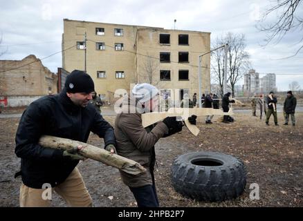 Kiev, Ukraine. 19th févr. 2022. Les Ukrainiens assistent à une formation militaire ouverte pour les civils dans le cadre de la « ne pas paniquer ! Préparez-vous ! ' À Kiev dans un climat de menace d'invasion russe. (Photo par Sergei Chuzavkov/SOPA Images/Sipa USA) crédit: SIPA USA/Alay Live News Banque D'Images