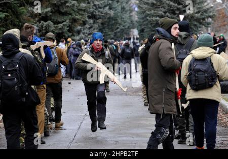 Kiev, Ukraine. 19th févr. 2022. Les Ukrainiens assistent à une formation militaire ouverte pour les civils dans le cadre de la « ne pas paniquer ! Préparez-vous ! ' À Kiev dans un climat de menace d'invasion russe. (Photo par Sergei Chuzavkov/SOPA Images/Sipa USA) crédit: SIPA USA/Alay Live News Banque D'Images