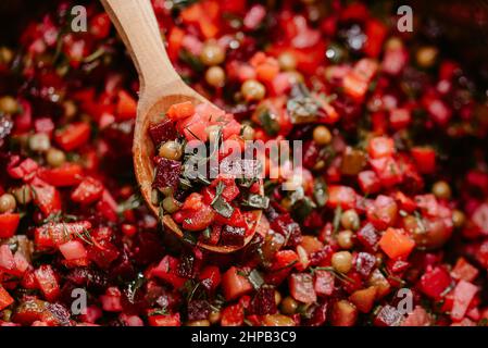 Salade de légumes ukrainienne traditionnelle russe avec vinaigrette aux betteraves. Cuisine végétalienne. Salade de concombre mariné aux légumes, carottes, petits pois, choucroute. La nourriture. Cuisine maison Banque D'Images