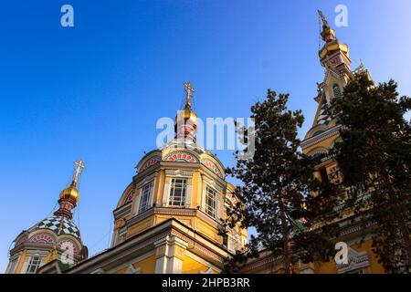 Tours de la cathédrale de l'Ascension, orthodoxe russe, Almaty, Kazakhstan Banque D'Images