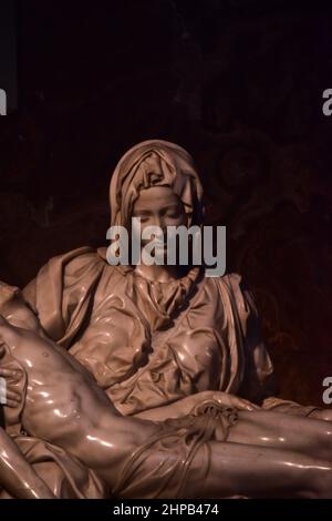 Photo verticale de la Pieta à l'intérieur de la basilique Saint-Pierre au Vatican, Rome, Italie Banque D'Images