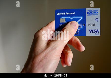Gros plan d'un senior titulaire d'une carte de débit Halifax. Banque D'Images