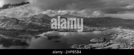 Paysage épique noir et blanc image d'automne de la vue de Walla Crag dans Lake District, au-dessus de Derwentwater regardant vers Catbells et les montagnes lointaines Banque D'Images