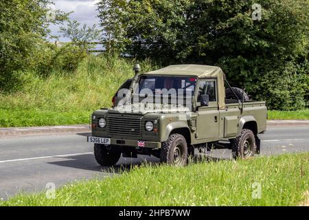 Années 1998 90 années 1990 OTAN vert armée kaki Land Rover Defender, signaux X MOD – 110 Defender WOLF 2500cc diesel; Banque D'Images
