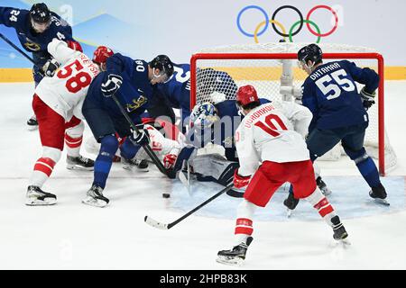 (220220) -- BEIJING, le 20 février 2022 (Xinhua) -- les athlètes de Finlande et du CRO participent au match de la médaille d'or des hommes de hockey sur glace des Jeux olympiques d'hiver de Beijing 2022 entre la Finlande et le CRO au National Indoor Stadium de Beijing, capitale de la Chine, le 20 février 2022. (Xinhua/Wu Wei) Banque D'Images