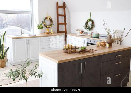 Intérieur élégant de la cuisine avec décor de Pâques Banque D'Images