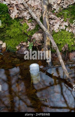 la bière vide peut tomber dans un fossé Banque D'Images