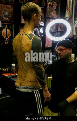 Brighton, East Sussex, Royaume-Uni. 19th févr. 2022. Brighton, Royaume-Uni. 19 février 2022. Le congrès annuel Brighton Tattoo 13th se tient au Brighton Centre, où plus de 350 artistes du monde entier convergent. La Convention annuelle des tatouages dans la ville côtière du sud de |Brighton a repris après trois ans d'absence en raison de la pandémie de Covid-19 (Credit image: © Matt Duckett/IMAGESLIVE via ZUMA Press Wire) Banque D'Images