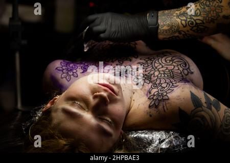 Brighton, East Sussex, Royaume-Uni. 19th févr. 2022. Brighton, Royaume-Uni. 19 février 2022. Le congrès annuel Brighton Tattoo 13th se tient au Brighton Centre, où plus de 350 artistes du monde entier convergent. La Convention annuelle des tatouages dans la ville côtière du sud de |Brighton a repris après trois ans d'absence en raison de la pandémie de Covid-19 (Credit image: © Matt Duckett/IMAGESLIVE via ZUMA Press Wire) Banque D'Images