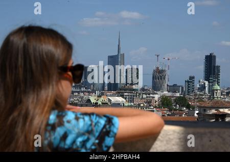 (220220) -- MILAN, 20 février 2022 (Xinhua) -- Un touriste bénéficie de la vue depuis la terrasse du Duomo di Milano à Milan, Italie, le 6 août 2021. Les villes italiennes Milan et Cortina d'Ampezzo ont été nommées hôtes des Jeux Olympiques d'hiver de 2026 à la session 134th du Comité International Olympique (CIO), le 24 juin 2019. Les Jeux Olympiques d'hiver de 2026 seront la troisième fois que l'Italie accueillera les Jeux Olympiques d'hiver, après Turin en 2006 et Cortina d'Ampezzo en 1956. (Photo d'Alberto Lingria/Xinhua) Banque D'Images