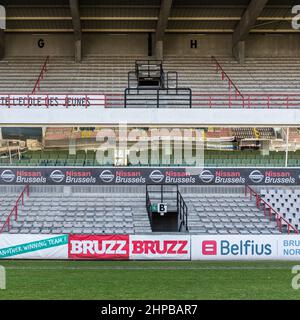 Molenbeek, Bruxelles / Belgique - 02 16 2019: Sièges colorés sur les tribunes du stade de football Racing White audacieux Molenbeek. Banque D'Images