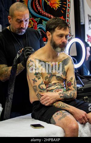 Brighton, East Sussex, Royaume-Uni. 19th févr. 2022. Brighton, Royaume-Uni. 19 février 2022. Le congrès annuel Brighton Tattoo 13th se tient au Brighton Centre, où plus de 350 artistes du monde entier convergent. La Convention annuelle des tatouages dans la ville côtière du sud de |Brighton a repris après trois ans d'absence en raison de la pandémie de Covid-19 (Credit image: © Matt Duckett/IMAGESLIVE via ZUMA Press Wire) Banque D'Images