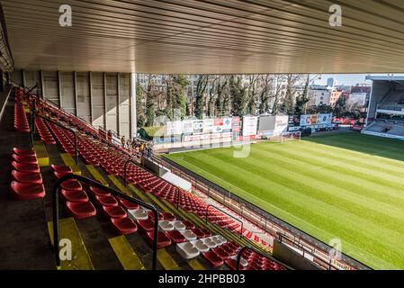 Molenbeek, Bruxelles / Belgique - 02 16 2019: Sièges colorés sur les tribunes du stade de football Racing White audacieux Molenbeek. Banque D'Images