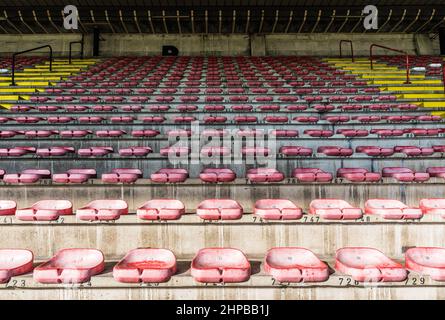 Molenbeek, Bruxelles / Belgique - 02 16 2019: Sièges colorés sur les tribunes du stade de football Racing White audacieux Molenbeek. Banque D'Images