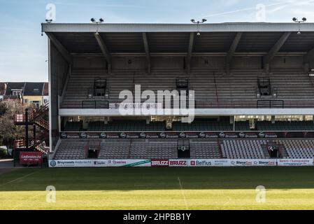 Molenbeek, Bruxelles / Belgique - 02 16 2019: Sièges colorés sur les tribunes du stade de football Racing White audacieux Molenbeek. Banque D'Images