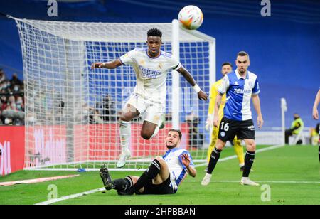 (220220) -- MADRID, le 20 février 2022 (Xinhua) -- le Vinicius Jr. Du Real Madrid (top) est en compétition lors d'un match de football de la première division espagnole entre le Real Madrid et le Deportivo Alaves à Madrid, Espagne, le 19 février 2022. (Photo de Gustavo Valiente/Xinhua) Banque D'Images