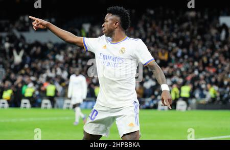 (220220) -- MADRID, le 20 février 2022 (Xinhua) -- le Vinicius Jr du Real Madrid célèbre un but lors d'un match de football de la première division espagnole entre le Real Madrid et le Deportivo Alaves à Madrid, Espagne, le 19 février 2022. (Photo de Gustavo Valiente/Xinhua) Banque D'Images