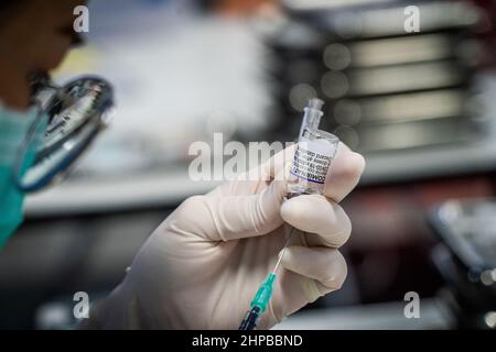 Bangkok, Thaïlande. 21st févr. 2022. Un professionnel de la santé prépare des doses du vaccin Pfizer-BioNTech COVID-19.les enfants âgés de 5-11 à 64 ans reçoivent le vaccin Pfizer-BioNTech COVID-19 (Comirnaty) à la gare centrale de Bang Sue à Bangkok. Crédit : SOPA Images Limited/Alamy Live News Banque D'Images