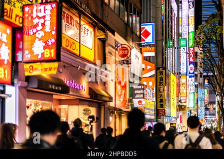 Shinjuku, Japon - 3 avril 2019 : célèbre rue de Kabukicho Alley dans le centre-ville avec des lumières lumineuses au néon foule les gens marchant la nuit vie nocturne par s. Banque D'Images