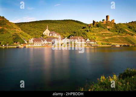 Longue exposition en été soir vue sur le village de Beilstein avec le château de la ruine Metternich dans la vallée de la Moselle, Allemagne. Banque D'Images