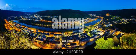 Nuit d'été vue panoramique depuis le Pinnerkreuz le long de la vallée de la Moselle et de la ville de Cochem, en Allemagne. Banque D'Images