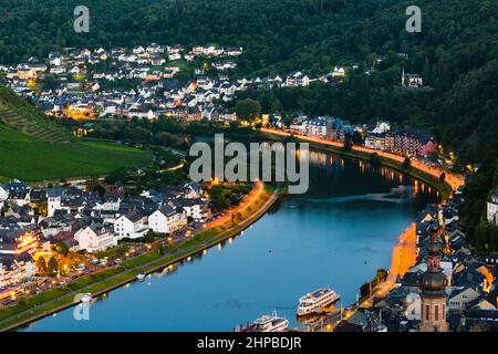 En été, en soirée, vue sur la vallée de la Moselle et la ville de Cochem, en Allemagne. Banque D'Images