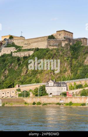 La forteresse d'Ehrenbreitstein en construction et le Rhin à Koblenz, en Allemagne, en été. Banque D'Images