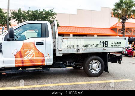 Naples, Etats-Unis - 14 août 2021: Le parking du magasin Home Depot avec une pancarte sur le camion de location à louer à partir de 19 dollars pour 75 minutes à Naples Banque D'Images