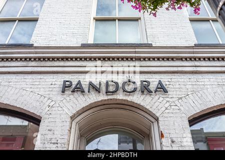 Washington DC, États-Unis - 18 août 2021: Georgetown M panneau de rue pour Pandora Jewellery magasin logo sur le bâtiment historique de brique avec personne extérieur fac Banque D'Images
