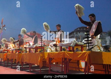 Prières à l'aube ( Aarti ) et chants à Assi Ghat, le Ghat le plus méridional à Varanasi dans l'Uttar Pradesh, Inde Banque D'Images