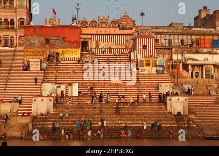 Les personnes se baignant à l'aube à Vijayanagarem Ghat sur le Gange à Varanasi dans Uttar Predesh, Inde Banque D'Images