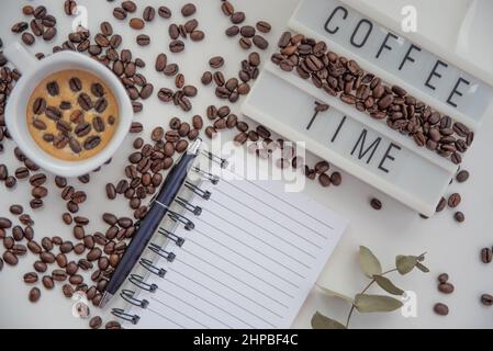 Du café, du café frais et des haricots rôtis sont servis sur un bureau le matin Banque D'Images