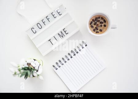 Du café, du café frais et des haricots rôtis sont servis sur un bureau le matin Banque D'Images