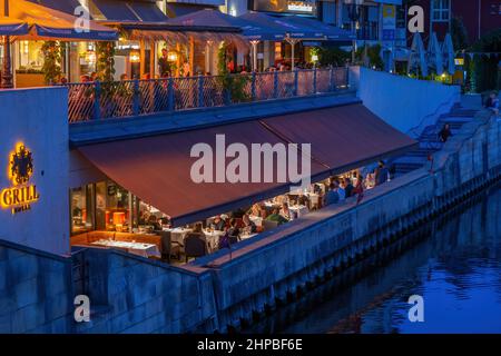 Berlin, Allemagne, tables de restaurant du Grill Royal et bar Meisterschueler sur Friedrichstrasse la nuit sur le front de mer de Spree dans le centre de Mitte dist Banque D'Images