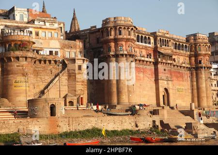 Bhonsale Ghat, ancien palais royal sur les rives du Gange à Varanasi, dans l'Uttar Pradesh, en Inde Banque D'Images
