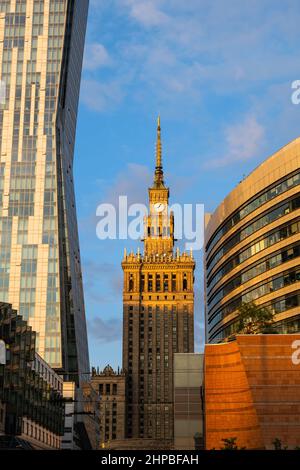 Coucher de soleil dans le centre-ville de Varsovie, capitale de la Pologne. Au milieu du Palais de la Culture et de la Science, encadré par des immeubles de bureaux et des appartements Skyscr Banque D'Images