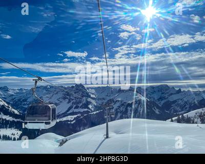 Vue depuis le téléphérique sur la zone des sports d'hiver du Vorarlberg en Autriche Banque D'Images