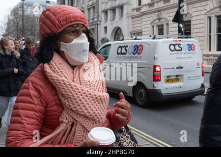 Femme noire portant un masque facial de 3M pendant la pandémie Covid 19 dans les rues de Londres Banque D'Images