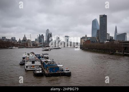 Vue depuis le Millennium Bridge vers le Square Mile. Prise par un jour couvert à Londres. Banque D'Images