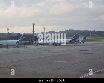 20 février 2022, Sao Paulo, Sao Paulo, Brésil : (INT) mouvement aéroport international de Guarulhos Sao Paulo. 20 février 2022. Brésil, Sao Paulo: Il y a beaucoup de mouvement à l'aéroport international de Guarulhos à Sao Paulo, ce dimanche (20th). (Foto: Leco Viana/TheNews2/Zumapress) (Credit image: © Leco Viana/TheNEWS2 via ZUMA Press Wire) Banque D'Images