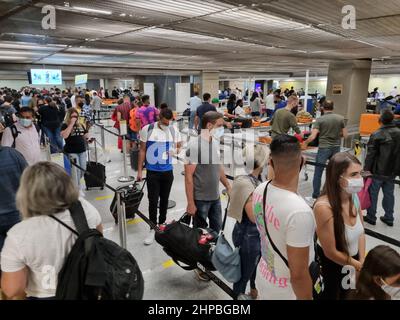 20 février 2022, Sao Paulo, Sao Paulo, Brésil : (INT) mouvement aéroport international de Guarulhos Sao Paulo. 20 février 2022. Brésil, Sao Paulo: Il y a beaucoup de mouvement à l'aéroport international de Guarulhos à Sao Paulo, ce dimanche (20th). (Foto: Leco Viana/TheNews2/Zumapress) (Credit image: © Leco Viana/TheNEWS2 via ZUMA Press Wire) Banque D'Images